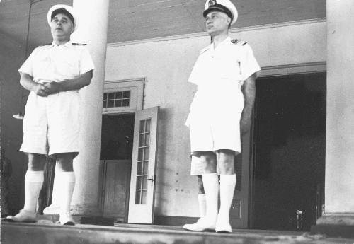 De nieuwe commandant der Zeemacht in Nederlands-Indië, A.S. Pinke (rechts), neemt het bevel over van admiraal Koenraad